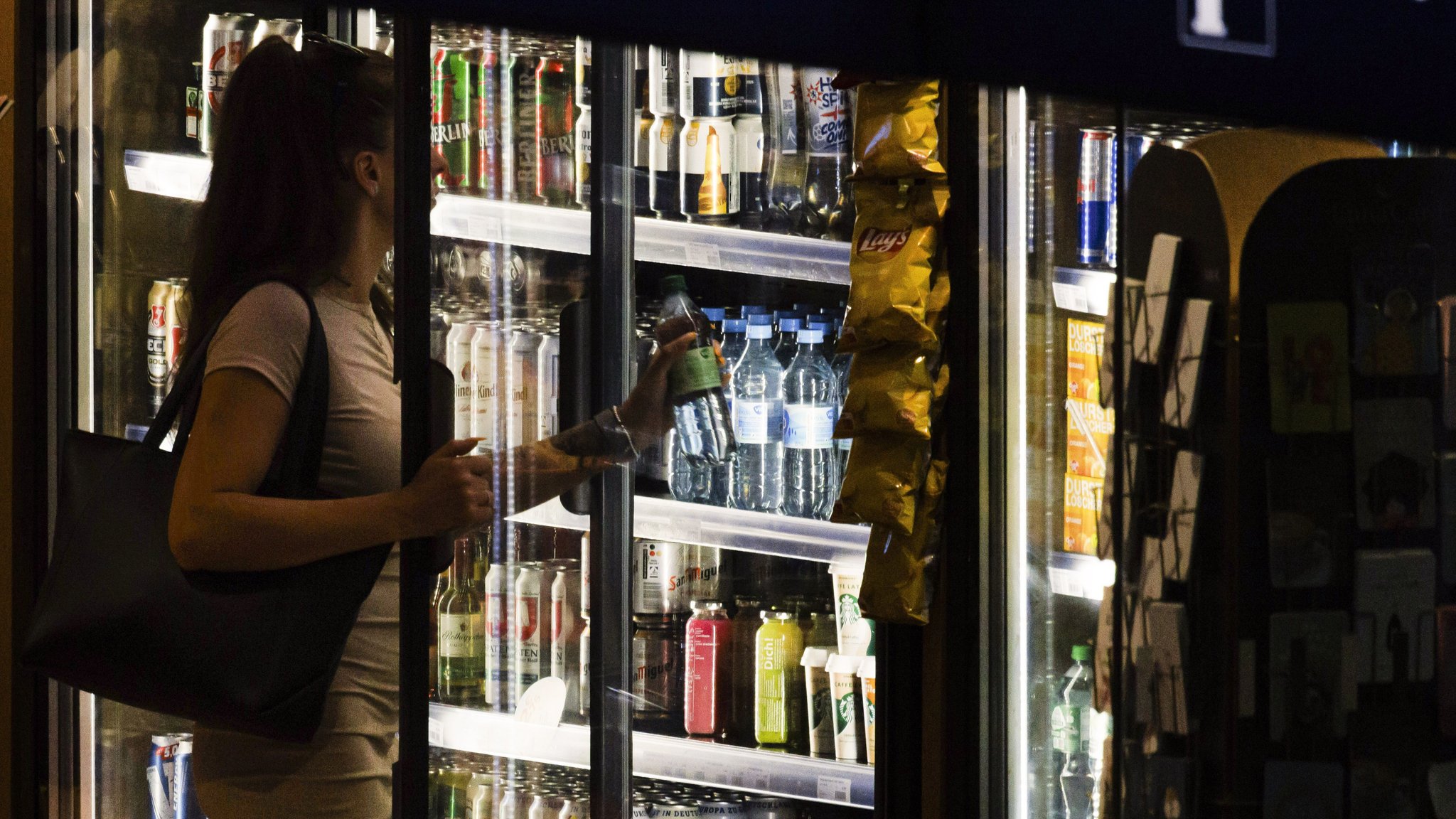 Archivbild: Kundin in Geschäft | Bild: Bildrechte: picture alliance / Ute Grabowsky/photothek.de | Ute Grabowsky Archivbild: Kundin in Geschäft