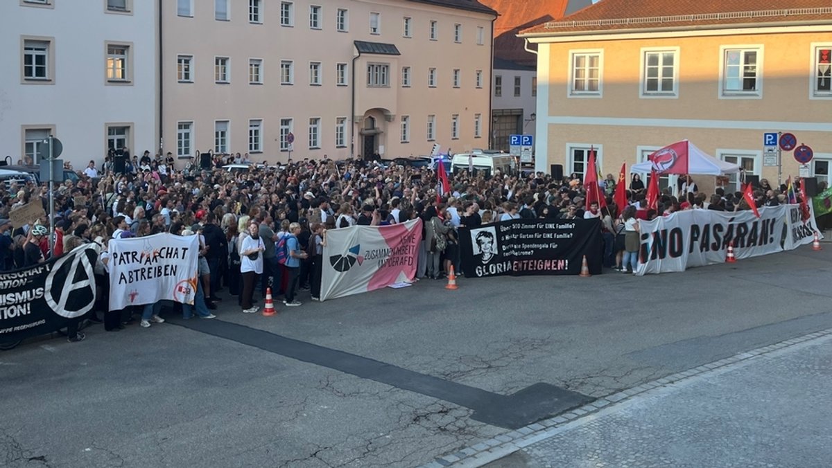 Protest gegen Weidel bei Thurn-und-Taxis-Schlossfestspielen
