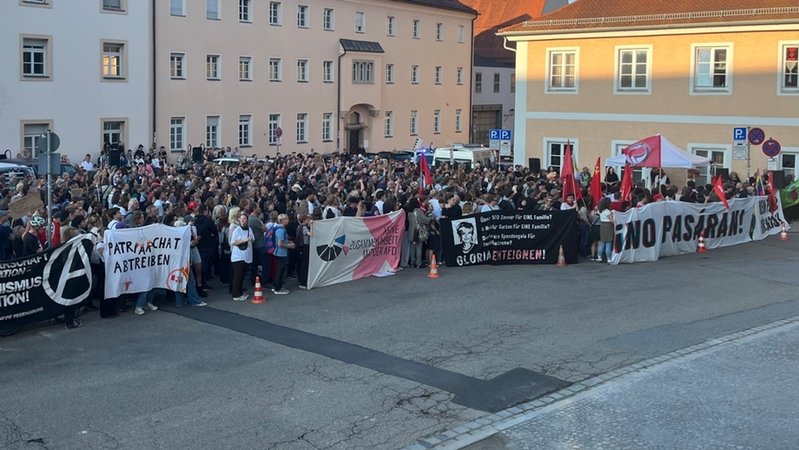 Demonstranten auf dem Emmeramsplatz in Regensburg | Bild: BR/Annika Exner Demonstranten auf dem Emmeramsplatz in Regensburg