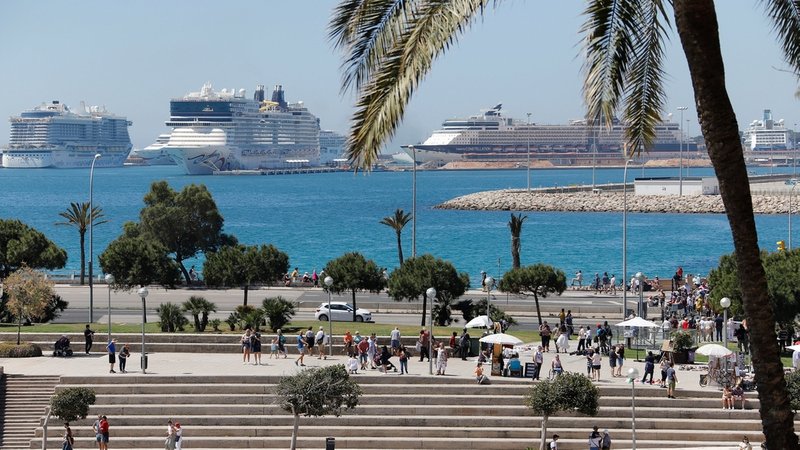 Die drei Kreuzfahrtschiffe AidaNova, Norwegian Epic und Celebrity Constellation liegen im Hafen von Palma de Mallorca. Nach den Prognosen der Hafenbehörde der Balearen werden in diesem Jahr rund 1,75 Millionen Menschen mit Kreuzfahrtschiffen im Hafen von Palma de Mallorca ankommen.