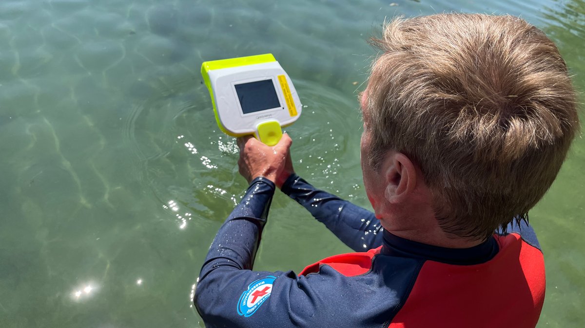 Das Sonargerät "Aquaeye", das Brettner am Freitag demonstrierte,  soll den See nach Badegästen in Not absuchen.
