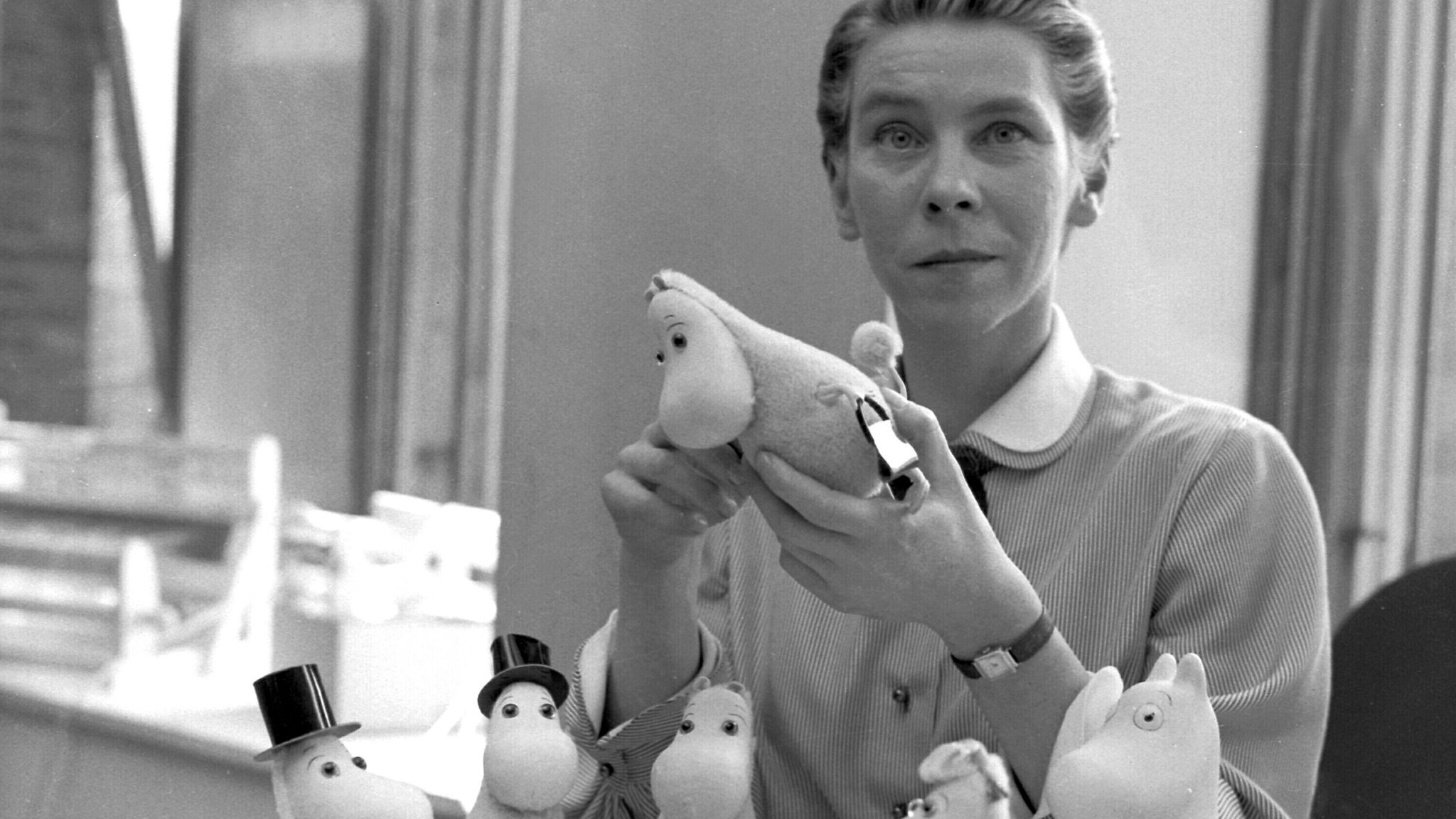 Schwarzweißfoto von Tove Jansson mit Muminpuppen 