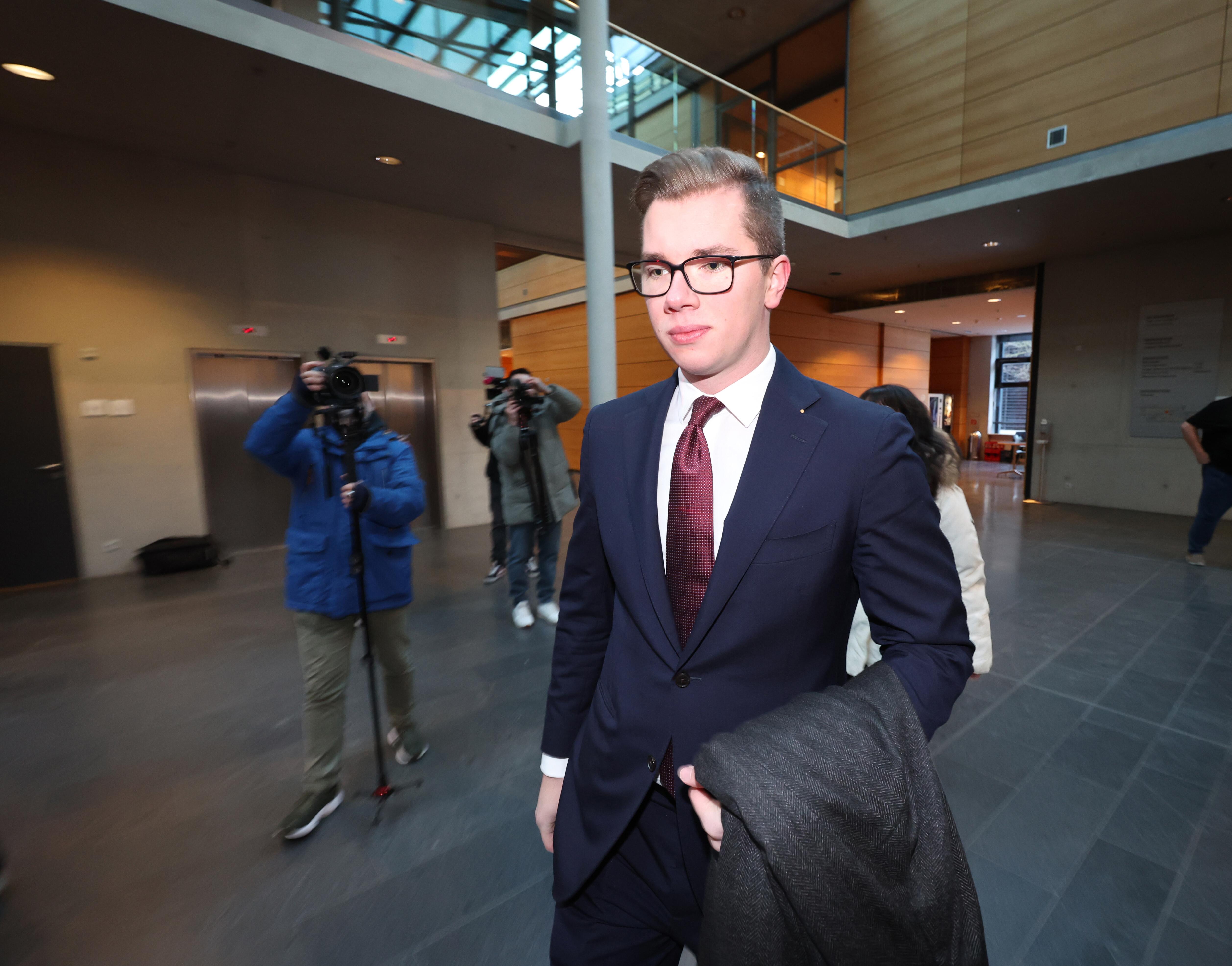 Daniel Halemba, AfD-Abgeordneter, kommt vor Prozessbeginn in das Justizzentrum (Aufnahme vom 07.01.2026)