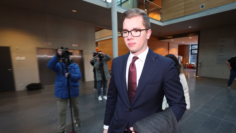 Daniel Halemba, AfD-Abgeordneter, kommt vor Prozessbeginn in das Justizzentrum (Aufnahme vom 07.01.2026) | Bild: picture alliance/dpa | Karl-Josef Hildenbrand Daniel Halemba, AfD-Abgeordneter, kommt vor Prozessbeginn in das Justizzentrum (Aufnahme vom 07.01.2026)