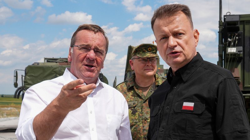 Bundesverteidigungsminister Boris Pistorius (l, SPD) und der polnische Verteidigungsminister Mariusz Blaszczak unterhalten sich zum Abschluss ihres Besuchs beim Deutschen Einsatzkontingent des Flugabwehrraketenverbandes der Air and Missile Defence Task Force (PATRIOT). 