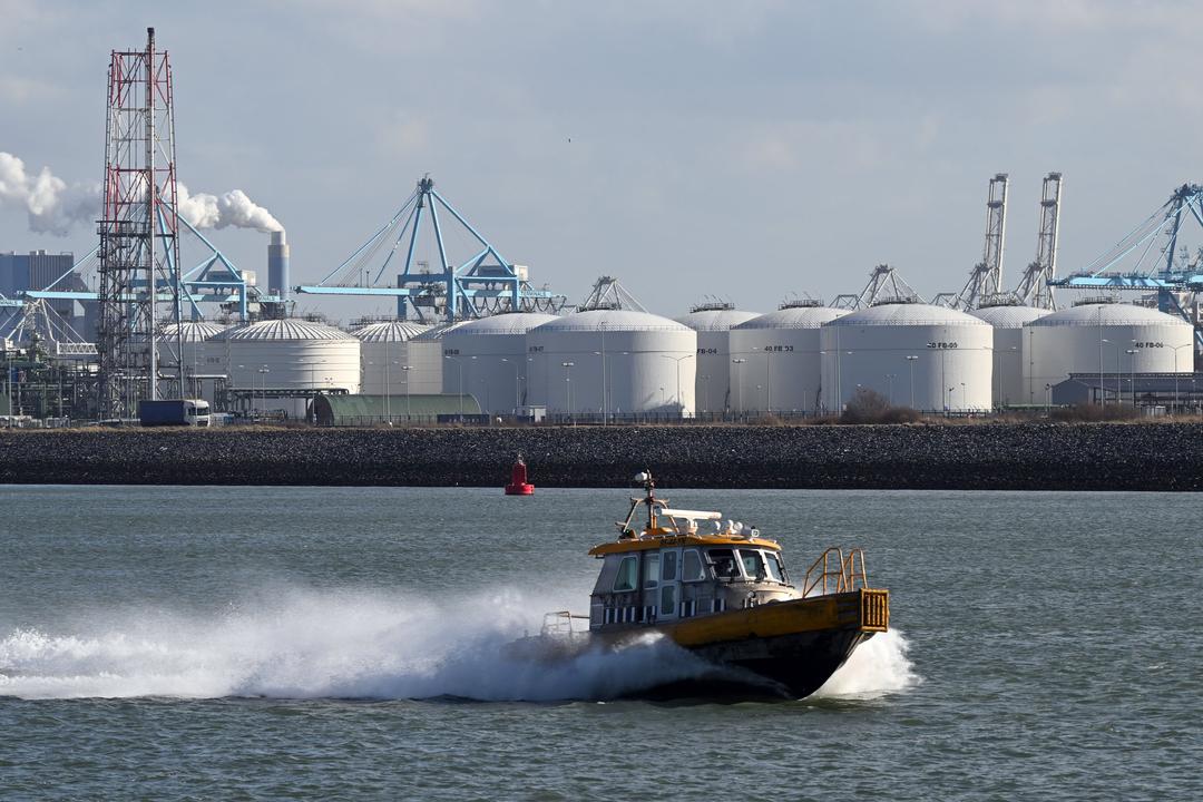 LNG-Importterminal in Rotterdam Tanks im Hafen von Rotterdam