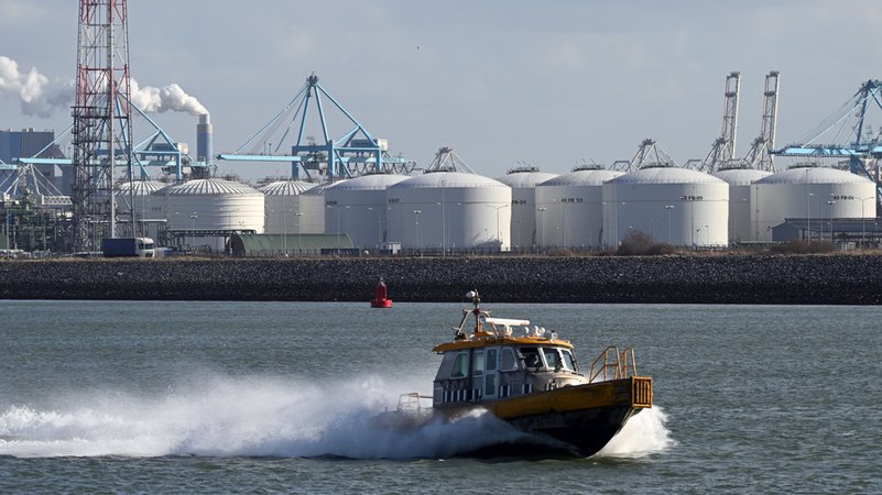 LNG-Importterminal in Rotterdam Tanks im Hafen von Rotterdam | Bild: dpa-Bildfunk/Federico Gambarini LNG-Importterminal in Rotterdam Tanks im Hafen von Rotterdam