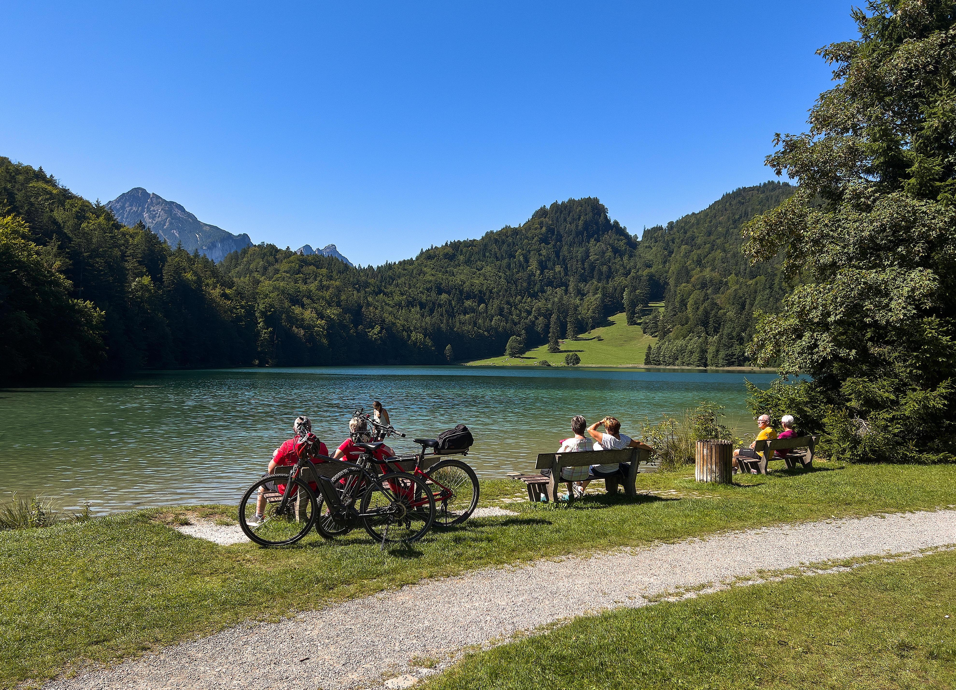 Radfahrer und Wanderer bei Füssen.