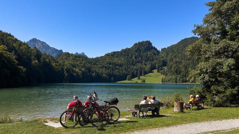 Radfahrer und Wanderer bei Füssen.