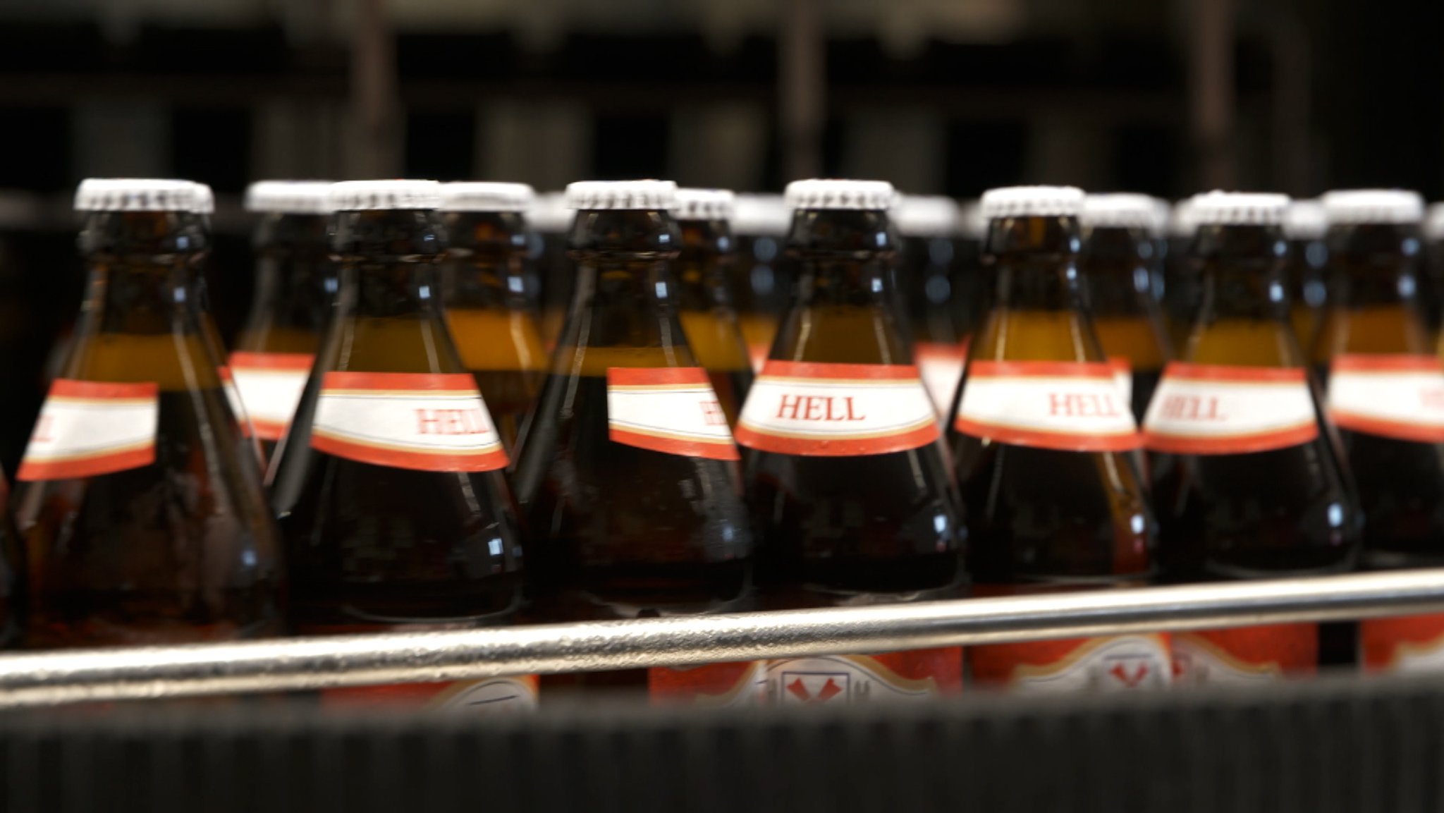 Bierflaschen bei der Abfüllung in einer Fabrik.