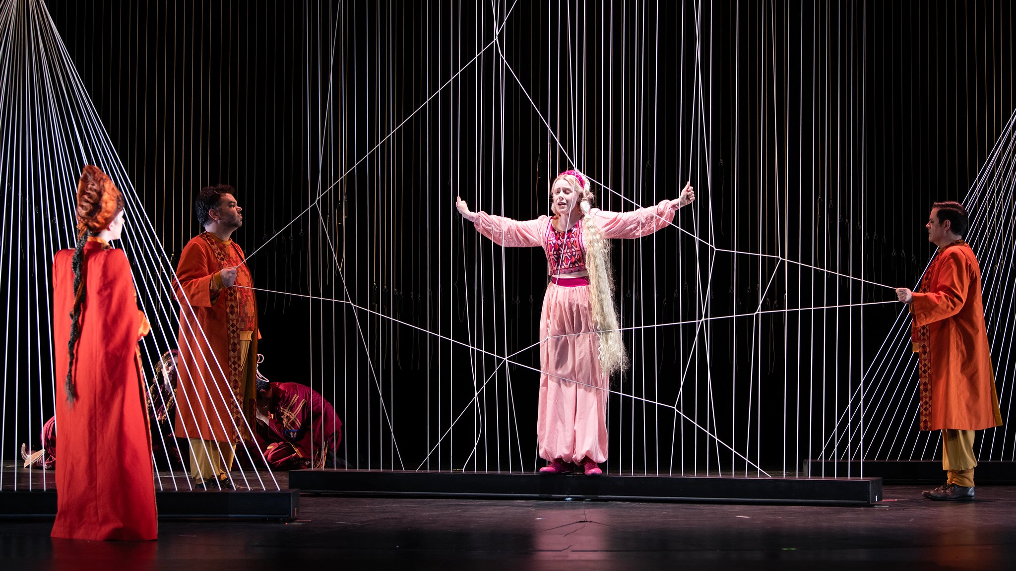 Szenenfoto: Darsteller zwischen gespannten Fäden | Bild: Cordula Treml/Theaterakademie August Everding Szenenfoto: Darsteller zwischen gespannten Fäden