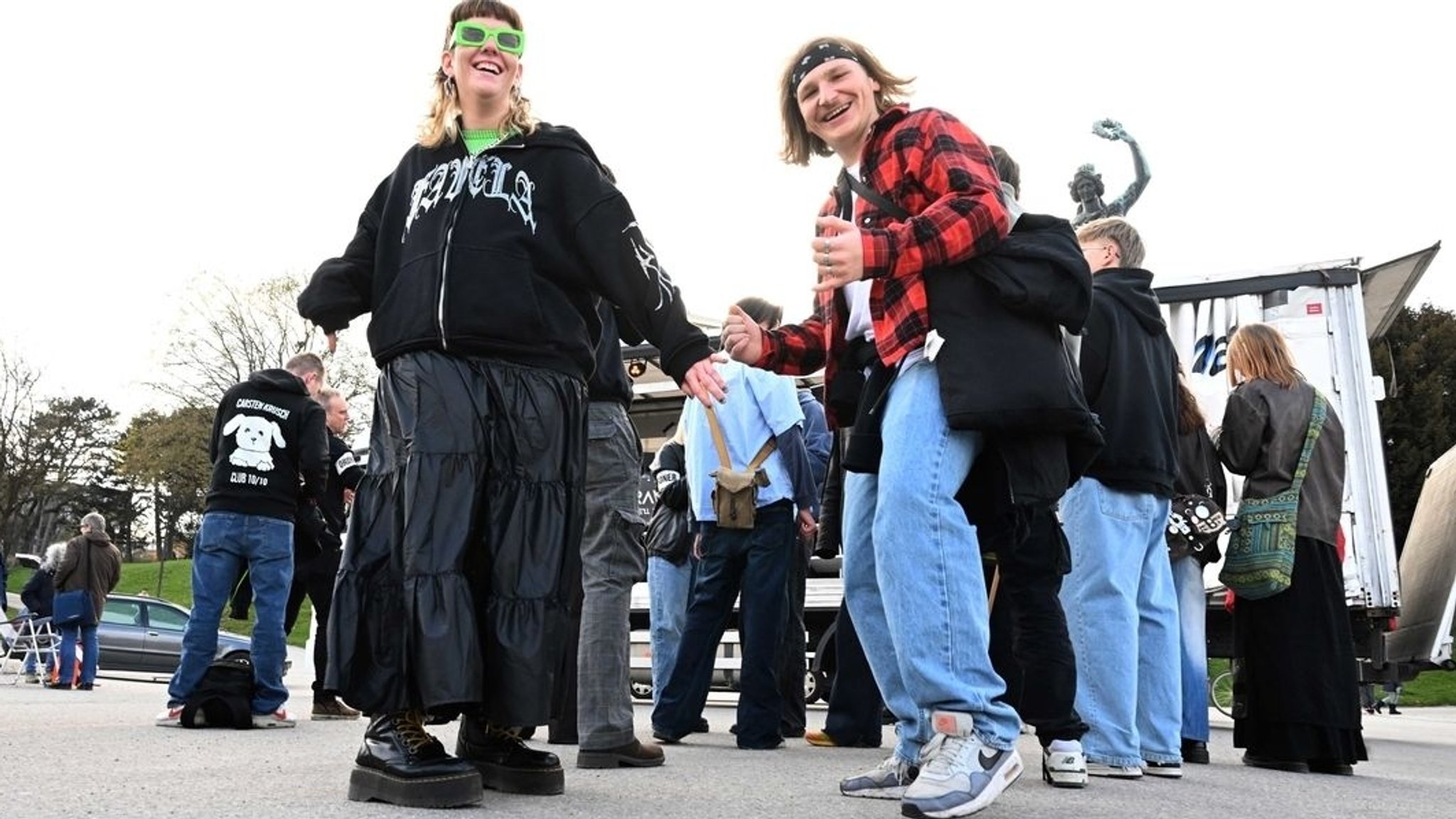 Chiara und Johannes tanzen bei der Demo gegen das Tanzverbot an "Stillen Tagen" vor der Bavaria auf der Theresienwiese.