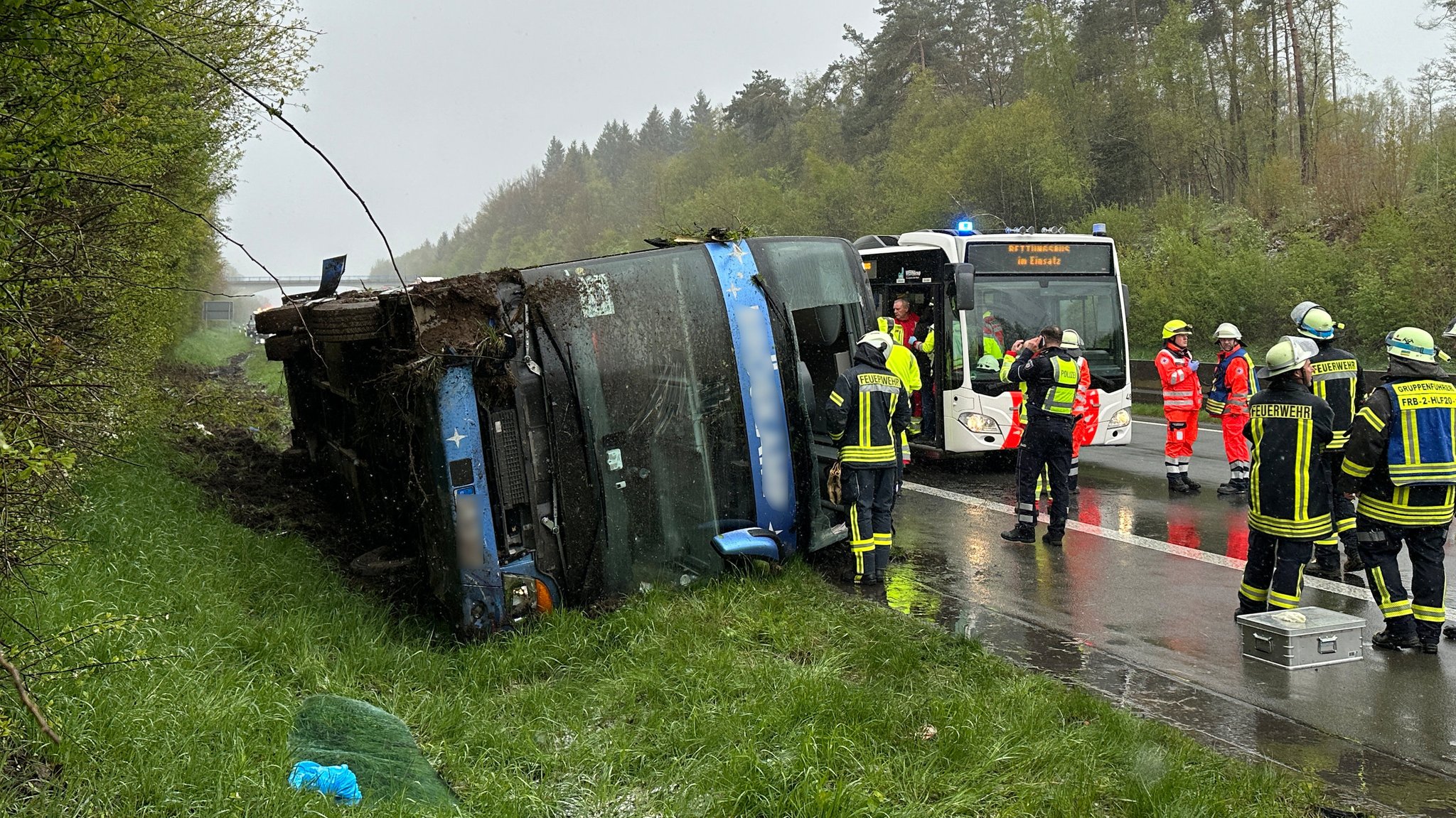 Ein Doppeldeckerbus ist im Sauerland verunglückt.