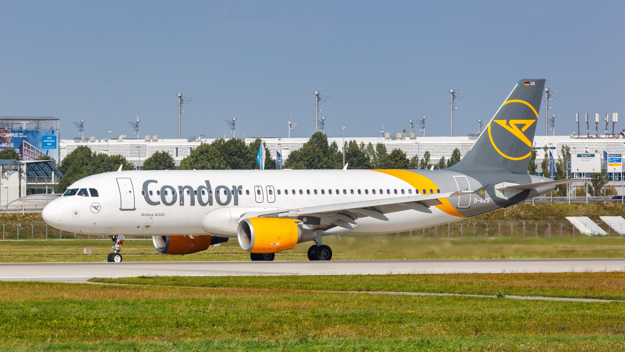 Ein Condor-Airbus 320 am Flughafen München (Archivbild).