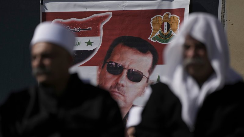 Momentan verschollen: Der ehemalige syrische Machthaber Assad. (Archivbild) | Bild: pa/dpa/Ariel Schalit Momentan verschollen: Der ehemalige syrische Machthaber Assad. (Archivbild)