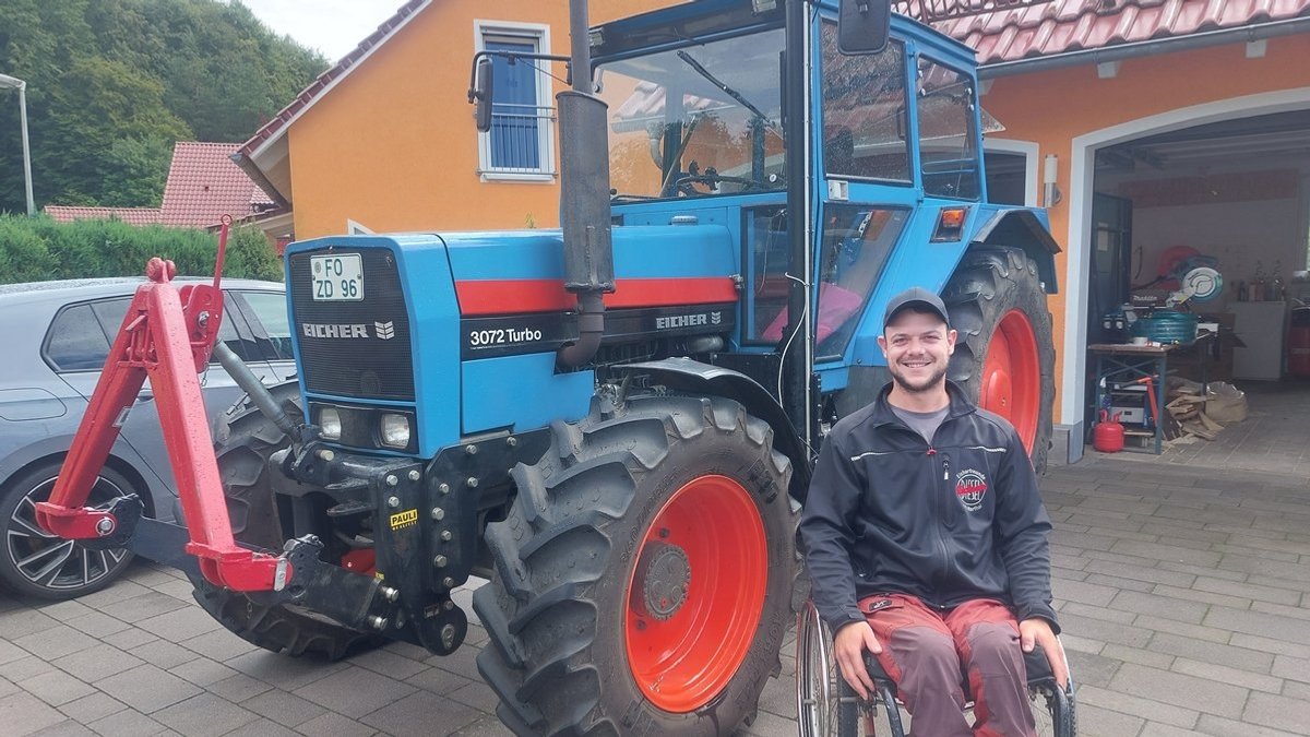 Traktor mit Aufzug für Landwirt mit Querschnittslähmung