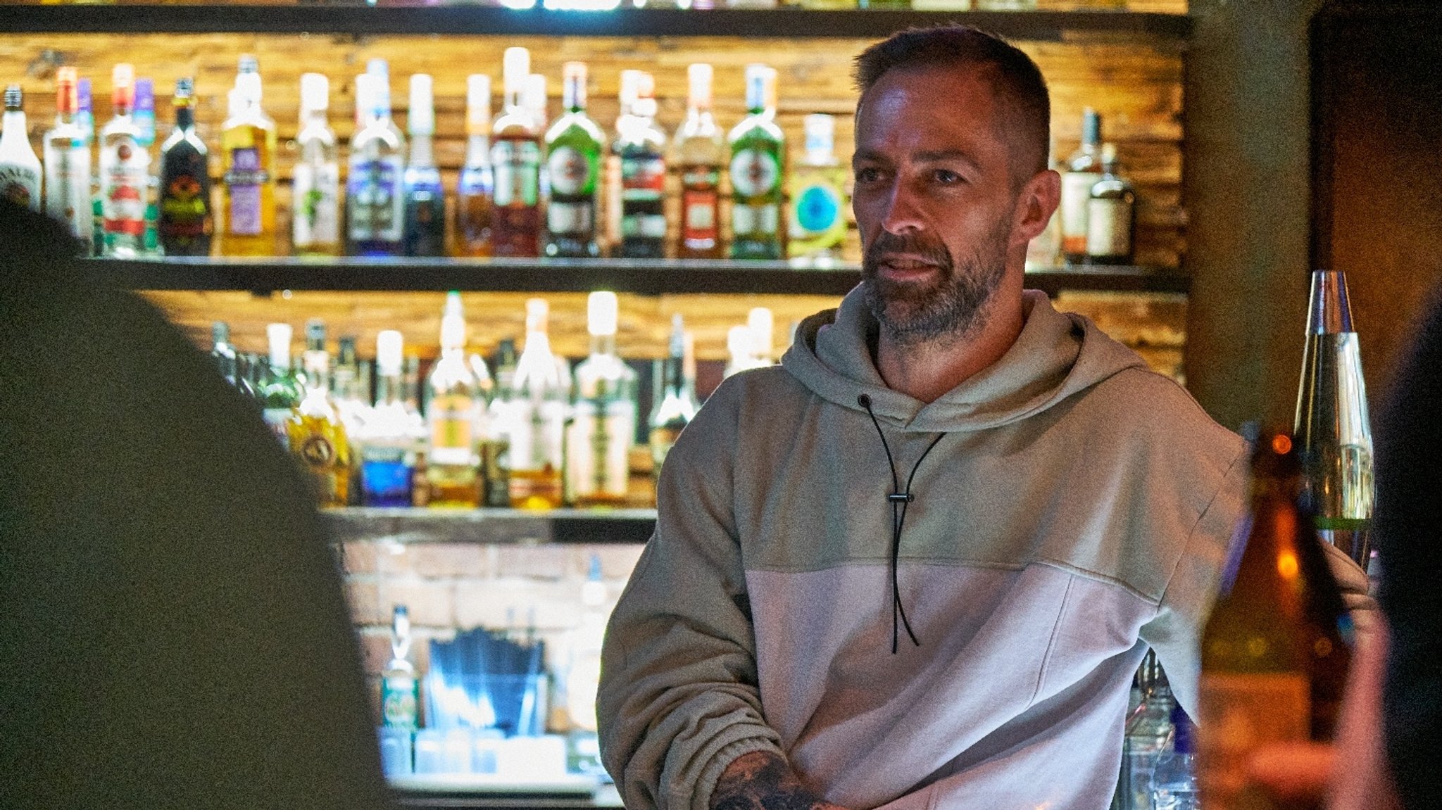 Besitzer Marcel Rocho steht hinter der Theke in seiner Bar in Sonneberg.