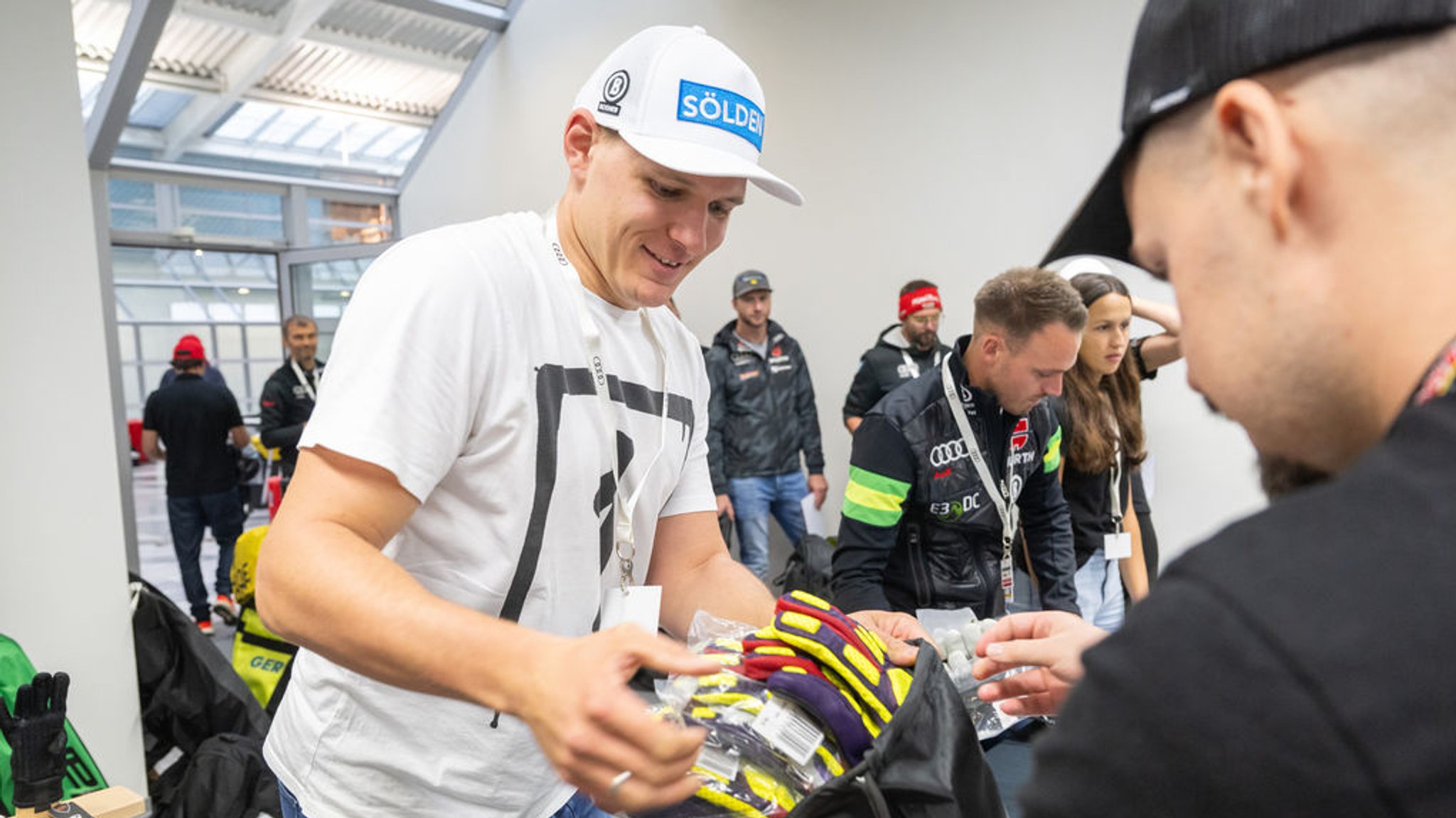 17.10.2023, Bayern, München: Thomas Dreßen bei der Einkleidung beim Deutscher Skiverband (DSV) vor Saisonbeginn für die Sportlern und Trainern. (zu dpa: «Abfahrer Dreßen verteidigt Skisport in Umwelt-Debatte um Sölden») Foto: Peter Kneffel/dpa +++ dpa-Bildfunk +++