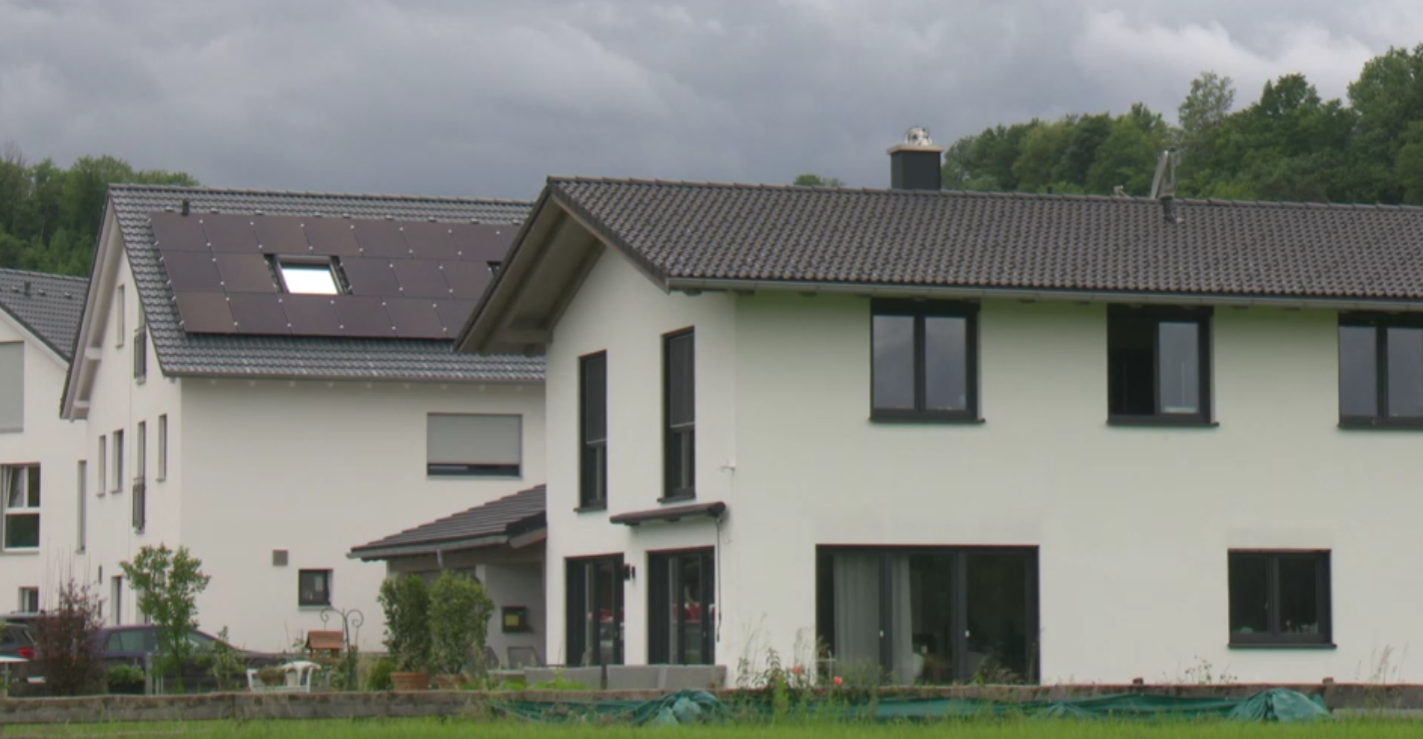 (Archivbild) Einer der Schwarzbauten in Wolfratshausen