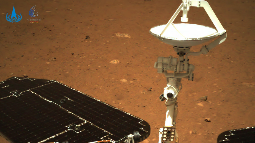 Chinas Raumfahrtagentur CNSA hat die ersten Fotos veröffentlicht, die der Rover Zhurong auf dem Mars gemacht hat.