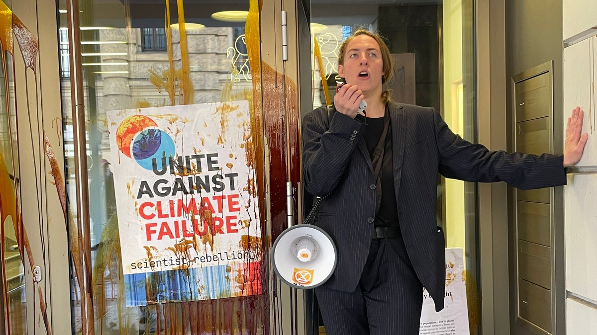 Festkleben fürs Klima - Aktivisten bei Blackrock in München