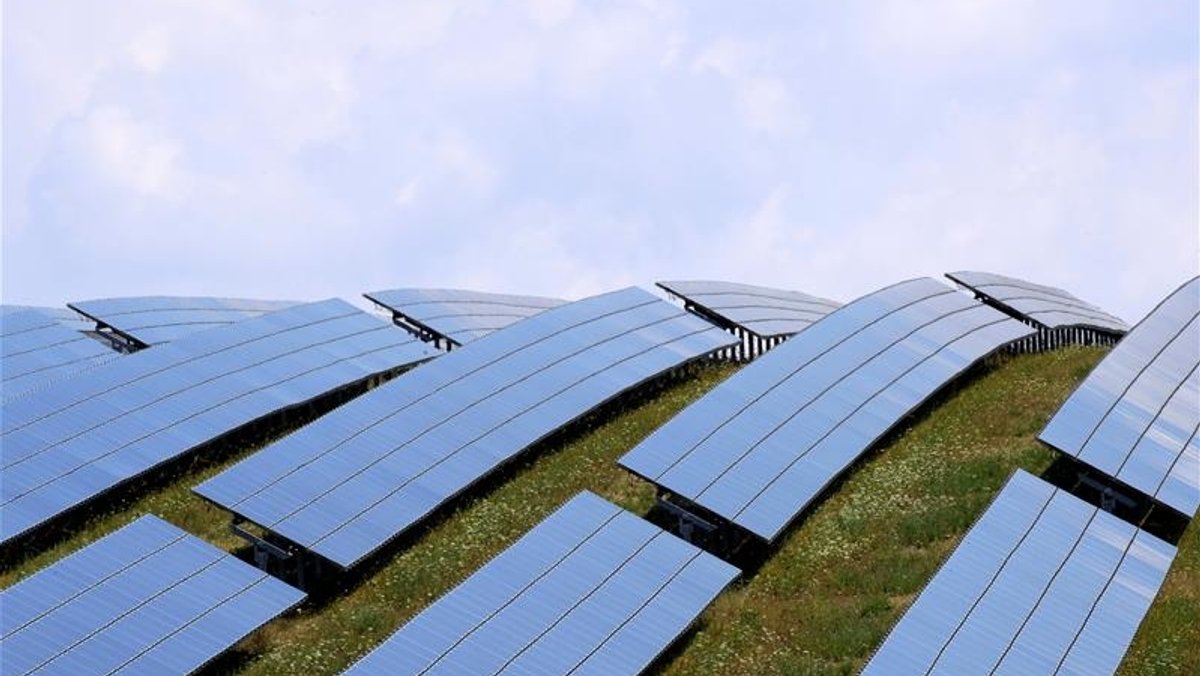 Wenn Bayern die Energiewende schaffen will, geht das nicht ohne Solarparks auf Feldern, darin sind sich die Experten einig.