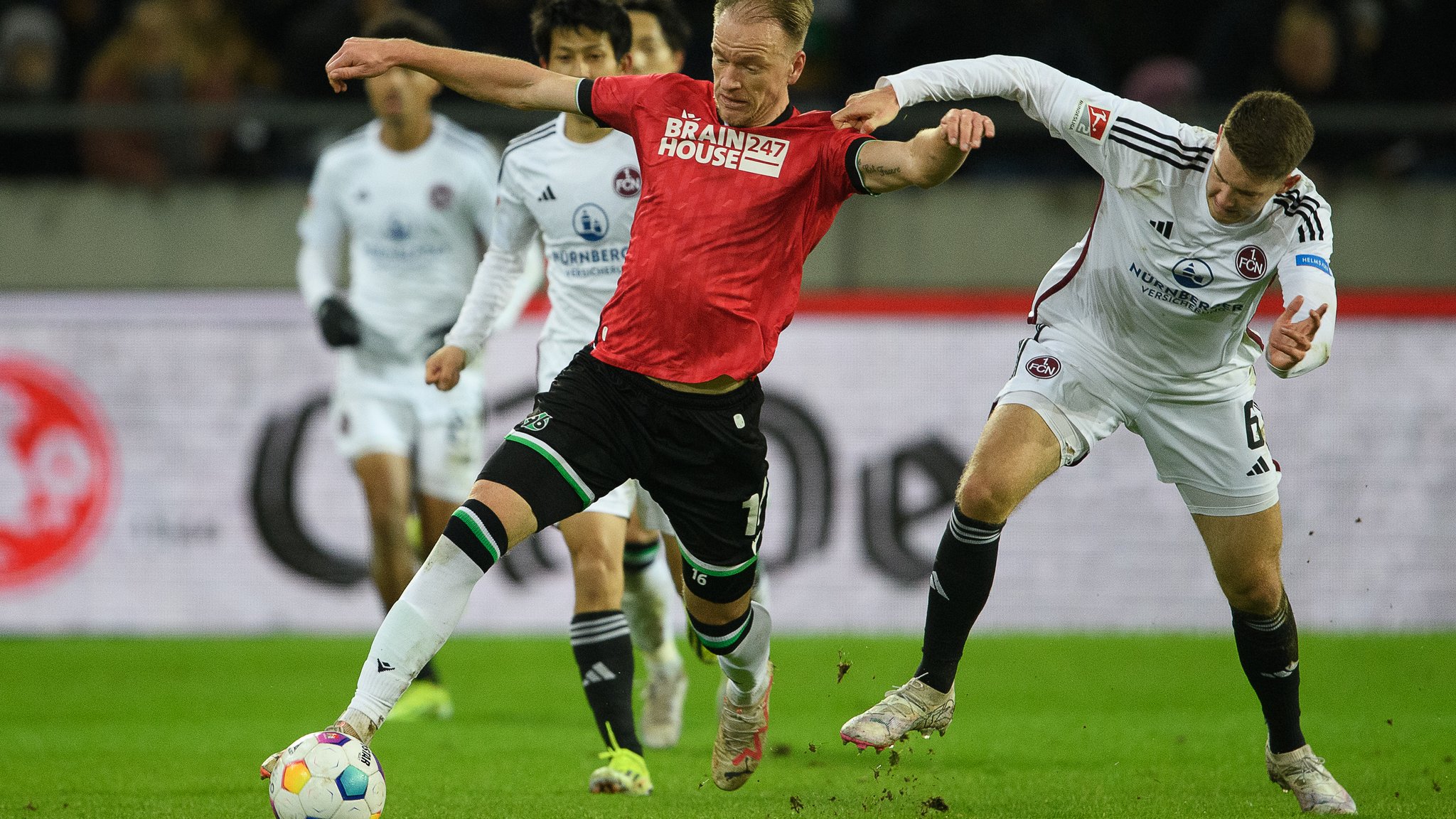 Hannovers Havard Nielsen (l) spielt gegen Nürnbergs Florian Flick