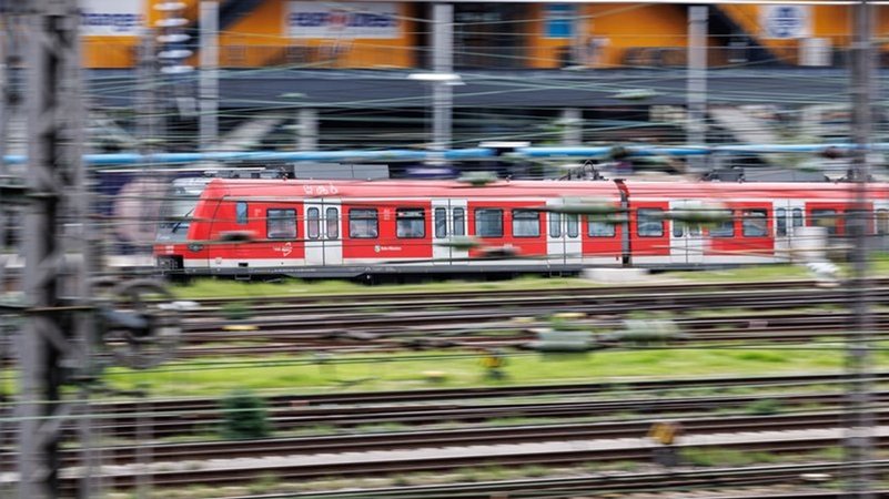 Symbolbild: S-Bahn in München. | Bild: dpa-Bildfunk / Matthias Balk Symbolbild: S-Bahn in München.