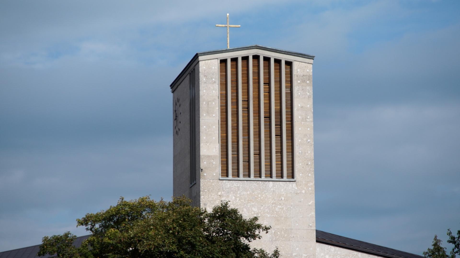 Pfarrkirche "Zu den Acht Seligkeiten" in Füssen von außen