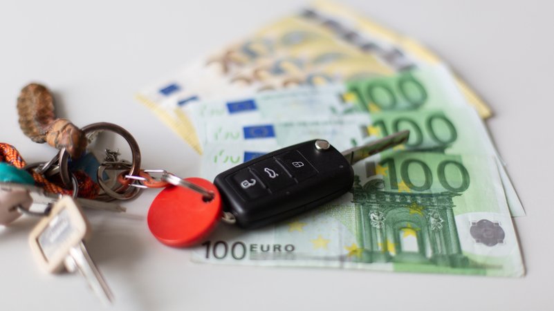 Ein Schlüsselbund mit einem Autoschlüssel liegt auf Euroscheinen drei Hunderter und drei Zweihunderter-Scheinen | Bild: BR/Sylvia Bentele. Ein Schlüsselbund mit einem Autoschlüssel liegt auf Euroscheinen drei Hunderter und drei Zweihunderter-Scheinen