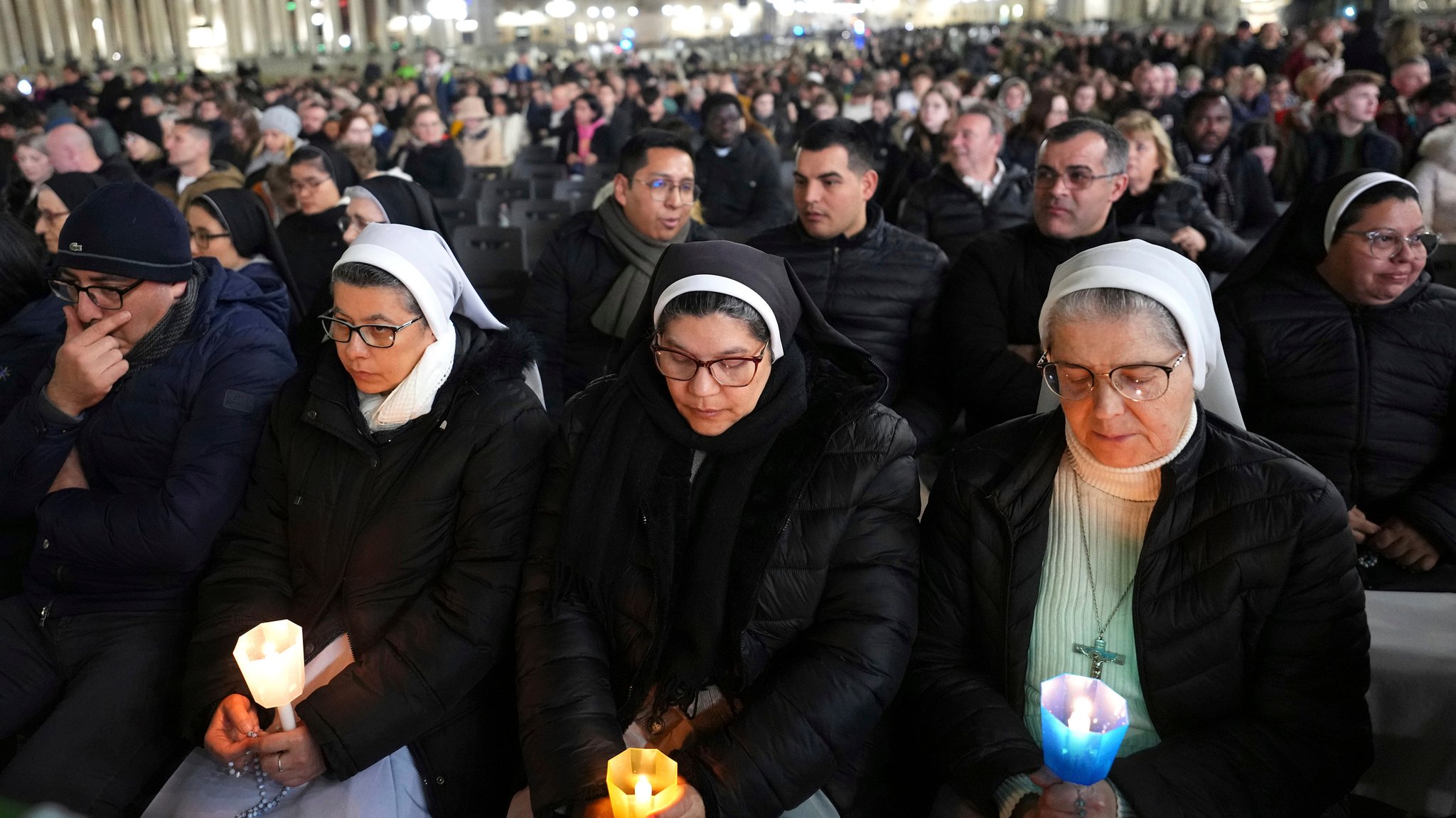 Menschen beten auf dem Petersplatz für die Gesundheit von Papst Franziskus. 