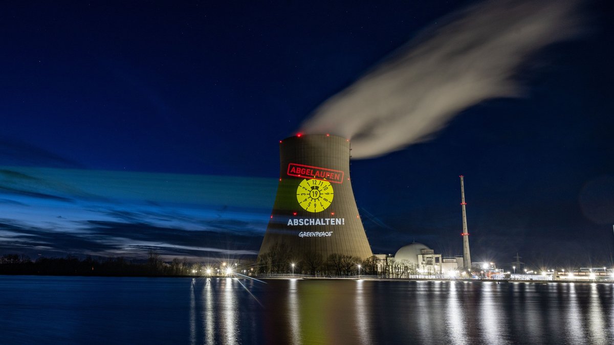 Lichtprojektion auf AKW: Greenpeace protestiert an Isar 2