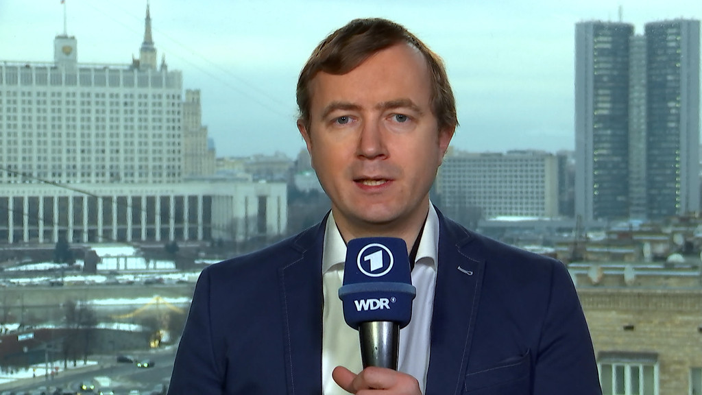 ARD-Korrespondent von Osten zu Toten auf russischem Militärflugplatz | Bild: BR ARD-Korrespondent von Osten zu Toten auf russischem Militärflugplatz