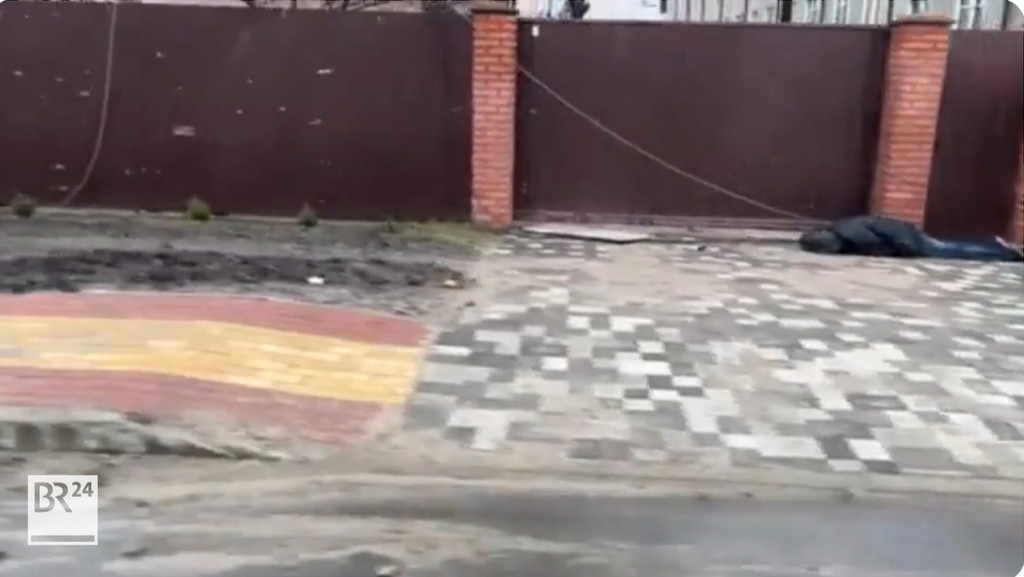 Schaut man sich das Video genauer an, sieht man, dass der Seitenspiegel Häuser und den leblosen Körper verzerrt. | Bild: Ukrainisches Verteidigungsministerium Schaut man sich das Video genauer an, sieht man, dass der Seitenspiegel Häuser und den leblosen Körper verzerrt.