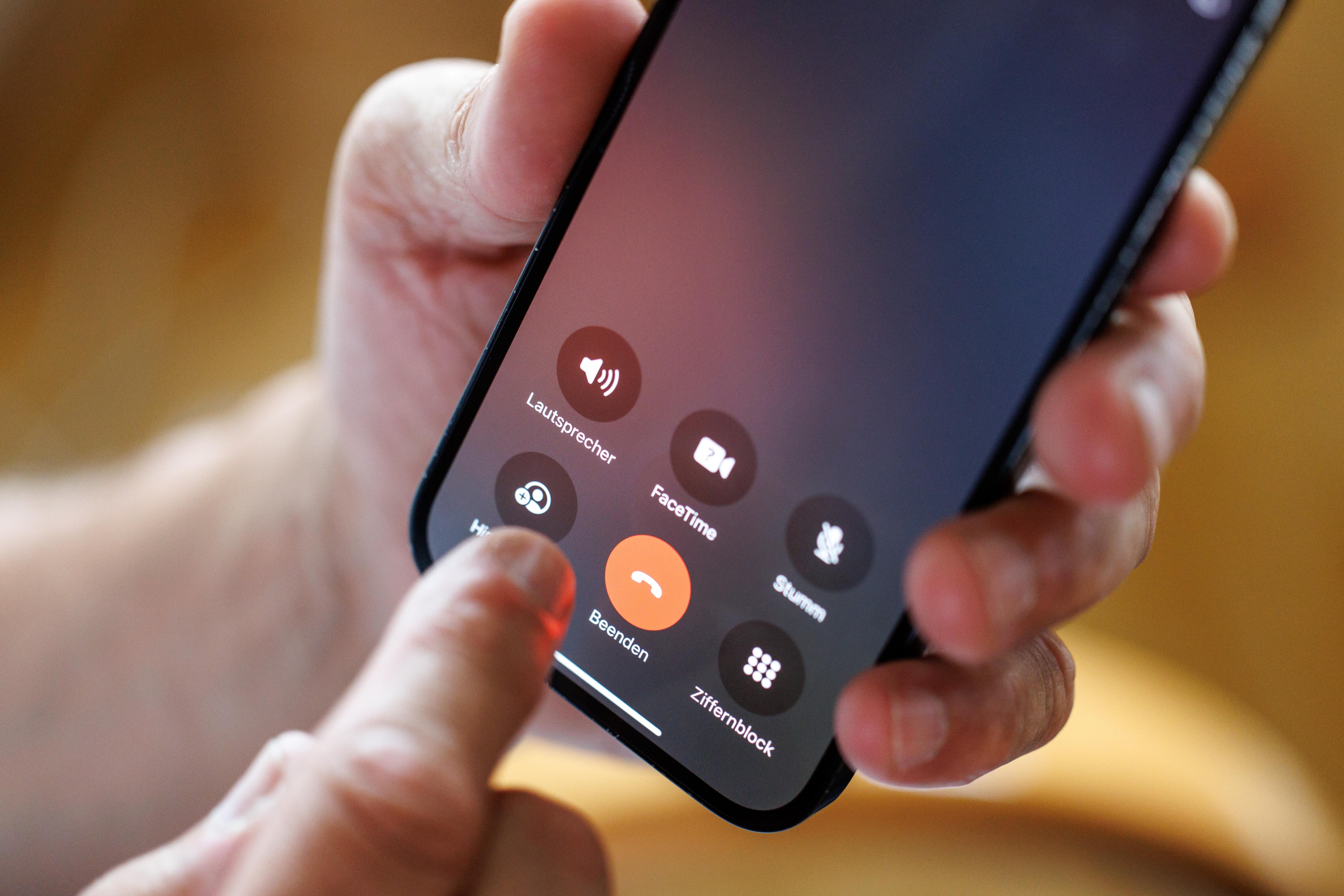 Telefongespräch mit einem Smartphone (Symbolbild)