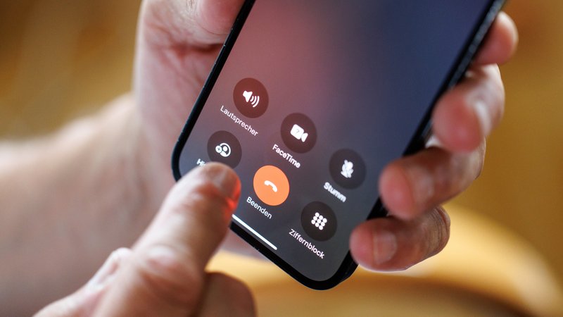 Telefongespräch mit einem Smartphone (Symbolbild) | Bild: pa/dpa/Matthias Balk Telefongespräch mit einem Smartphone (Symbolbild)