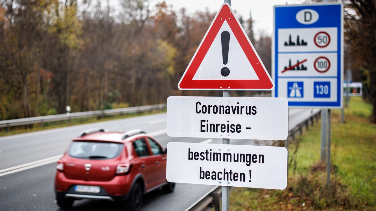 Archivbild: Schild "Coronavirus Einreise-Bestimmungen beachten" an einer Grenzstraße