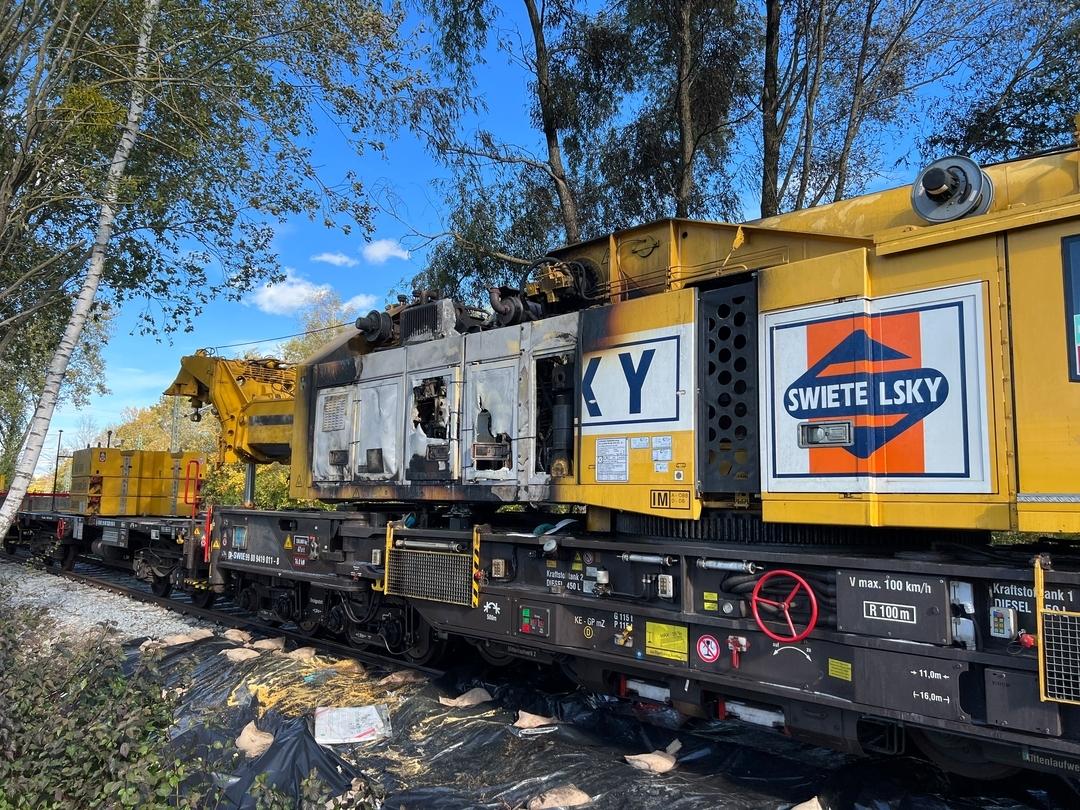 Polizei: Abgebrannter Eisenbahnkran bei München war Anschlag | BR24