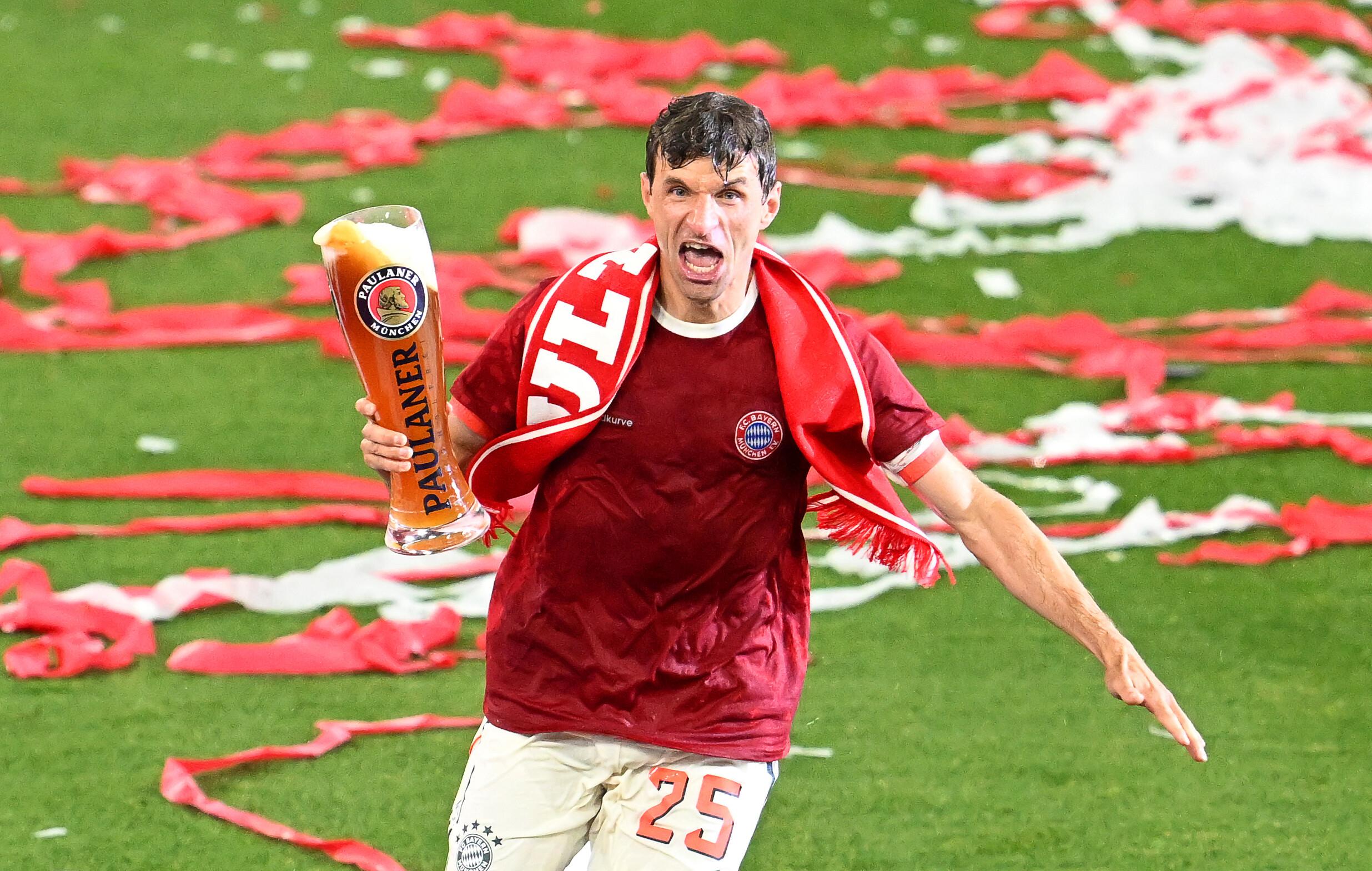 Thomas Müller mit Meister-Weißbier