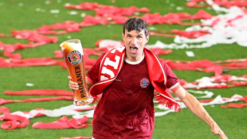 Thomas Müller mit Meister-Weißbier | Bild: picture-alliance/dpa Thomas Müller mit Meister-Weißbier