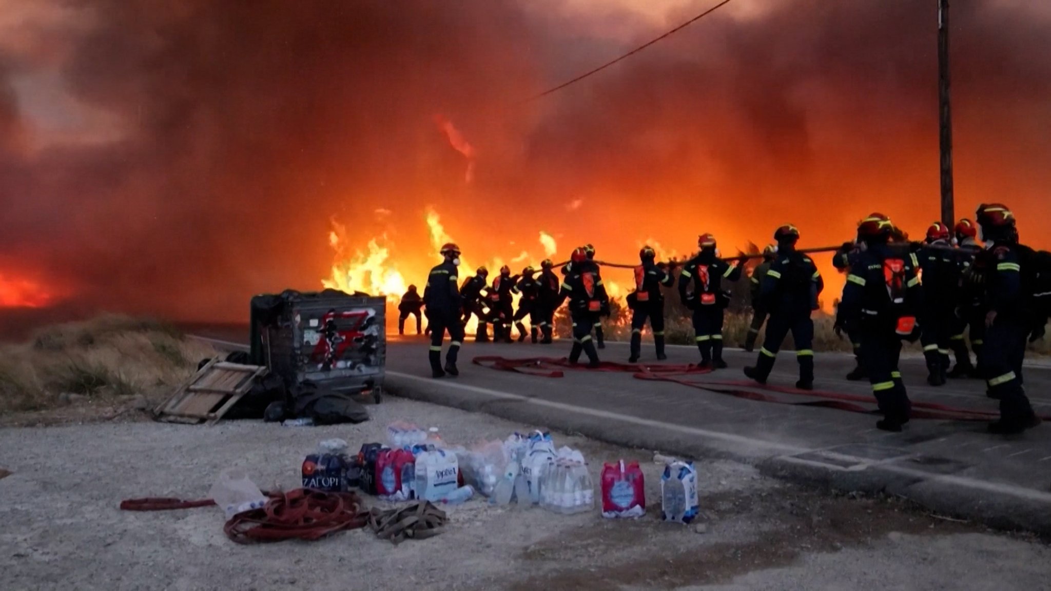 Feuerwehrleute versuchen die Flammen auf Chios zu bekämpfen.