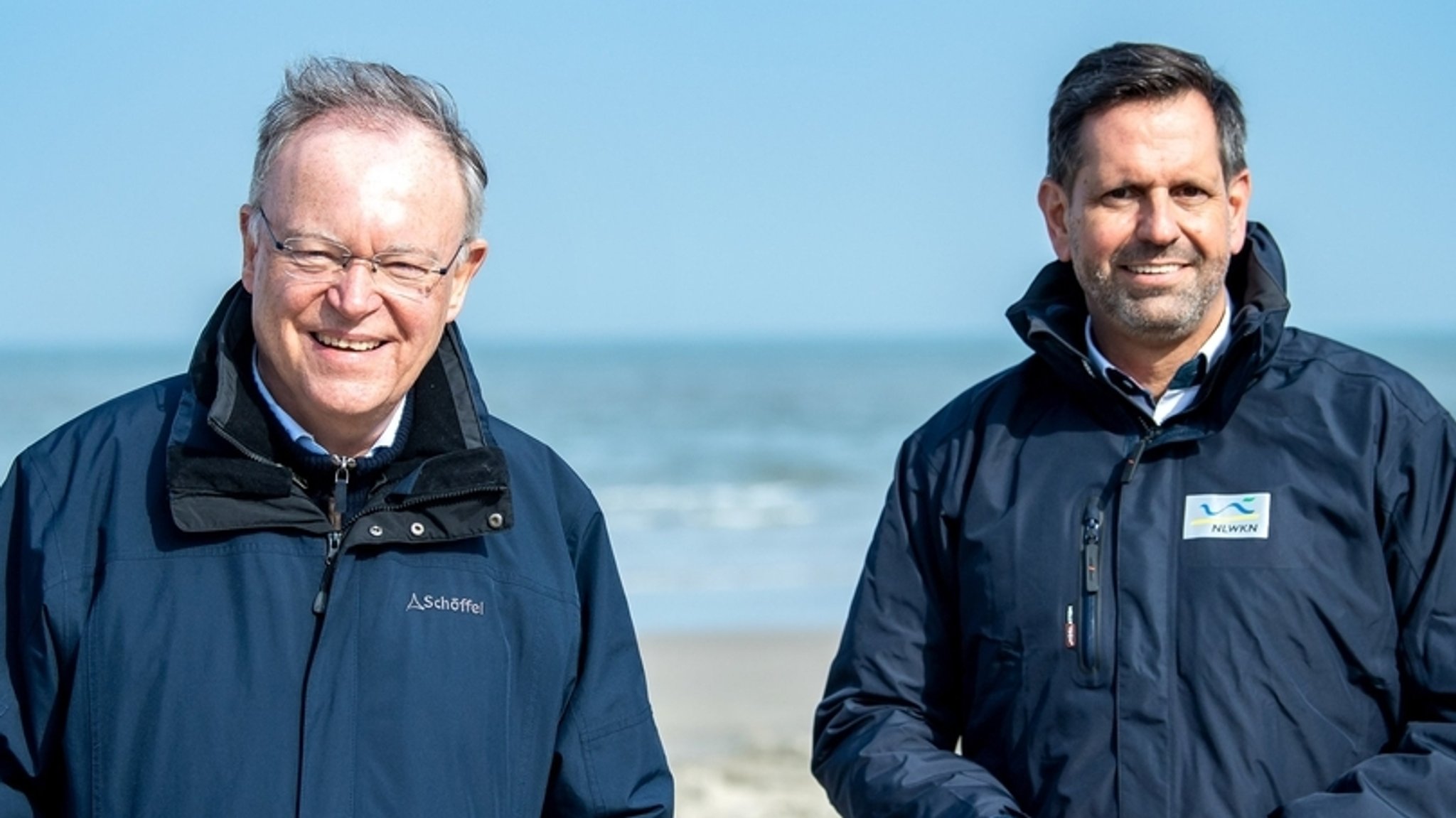 Stephan Weil (SPD), Ministerpräsident von Niedersachsen, und Olaf Lies (SPD), Umweltminister von Niedersachsen, am Strand von Wangerooge (Archivbild von 2022)