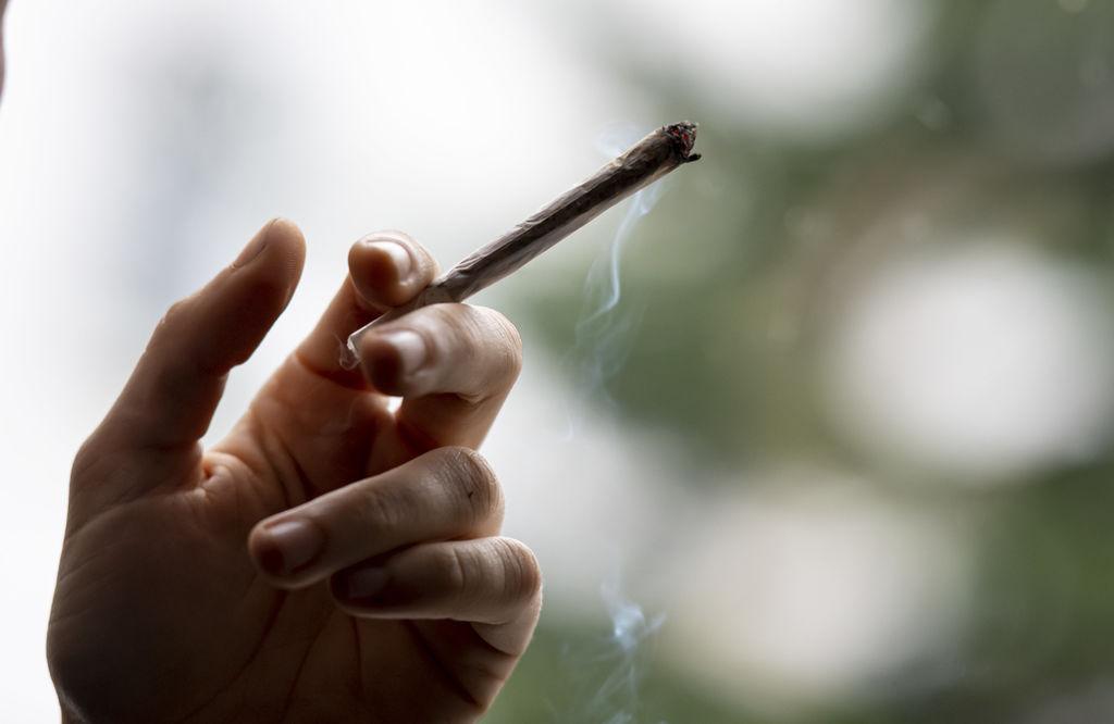 Eine Hand hält einen Joint - die mögliche Freigabe von Cannabis ist umstritten 