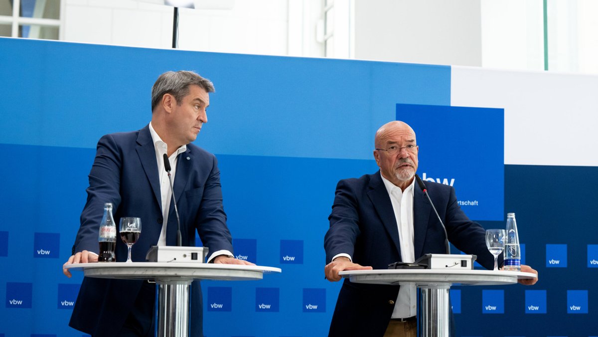Markus Söder (CSU) und Wolfram Hatz (vbw), besprechen Strategien für die Energiesicherheit in Bayern.