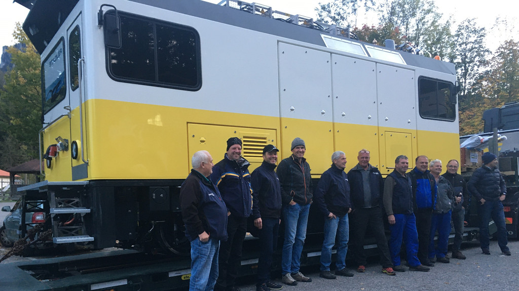Das Team der Wendelsteinzahnradbahn vor der neuen Lok. 