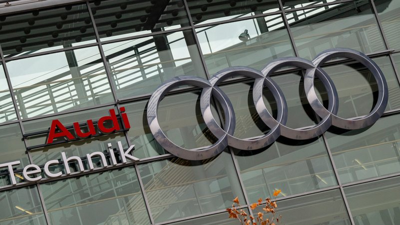 Gewinneinbruch bei VW - Auch die bayerischen Töchter Audi und MAN haben Probleme | Bild: dpa-Bildfunk/Peter Kneffel Gewinneinbruch bei VW - Auch die bayerischen Töchter Audi und MAN haben Probleme