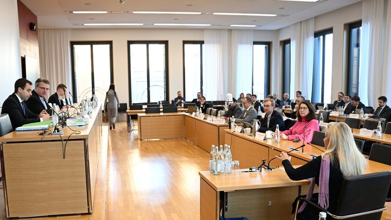 Archivbild: 12.12.2022, München: Die frühere bayerische Gesundheitsministerin Huml (CSU) sitzt als Zeugin vor dem Masken-Untersuchungsausschuss.