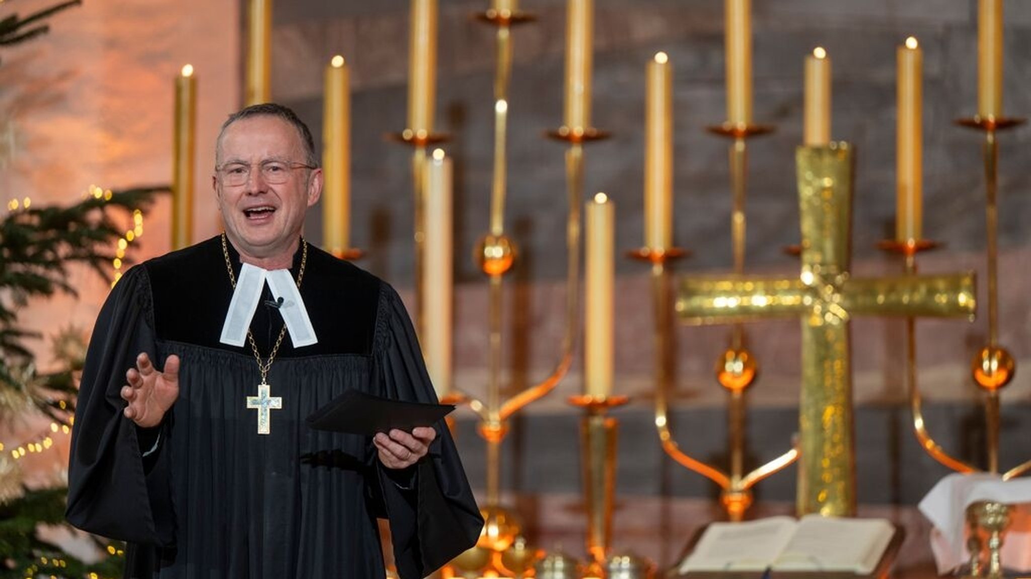 25.12.2025, Bayern, München: Der evanglische Landesbischof Christian Kopp spricht beim Gottesdienst am ersten Weihnachtstag in der evangelischen St. Matthäus Kirche.