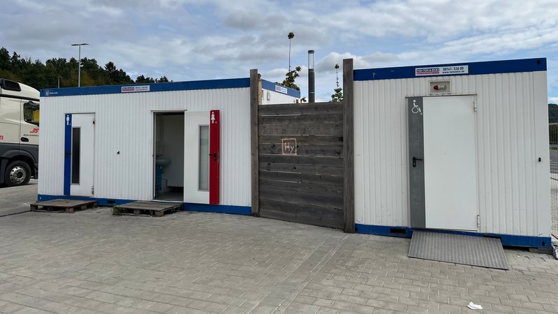 Rastplatz "Ottenberg": eine Containerlösung. Drinnen sieht's nicht besser aus. | Bild: BR / Daniel Peter Rastplatz "Ottenberg": eine Containerlösung. Drinnen sieht's nicht besser aus.