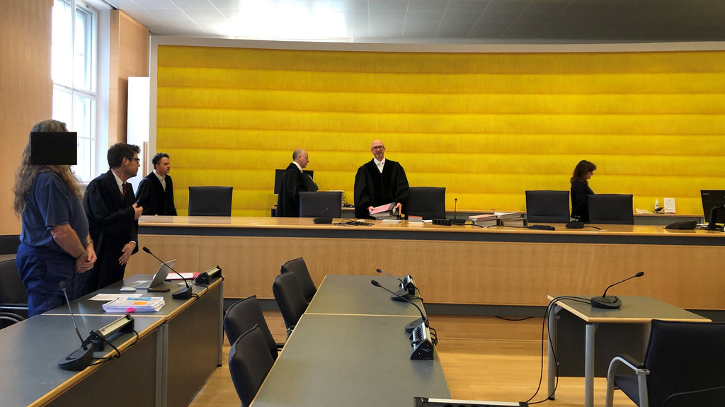 Ein mutmaßlicher "Reichsbürger" muss sich am Landgericht Regensburg wegen Veruntreuen und Vorenthalten von Arbeitsentgelt verantworten